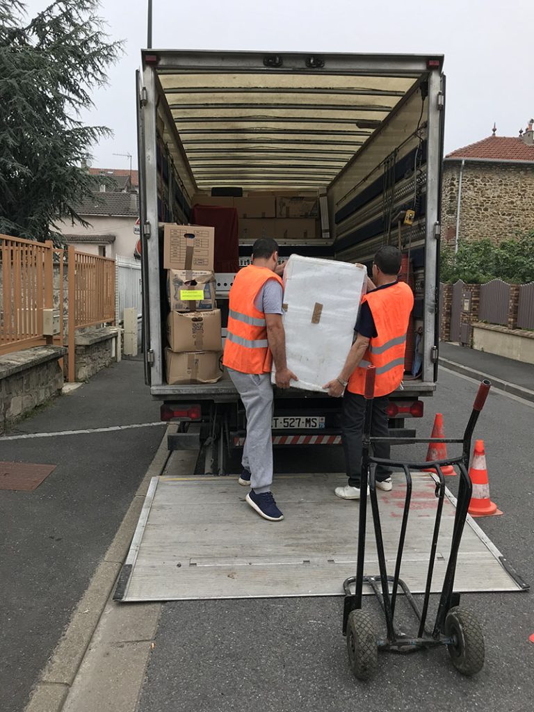 découvrez nos services de débarras économique, adaptés à tous vos besoins. que ce soit pour désencombrer votre maison, votre appartement ou vos locaux professionnels, nous vous offrons des solutions abordables et efficaces. profitez d'un service rapide et soigné, pour un espace de vie et de travail revitalisé.