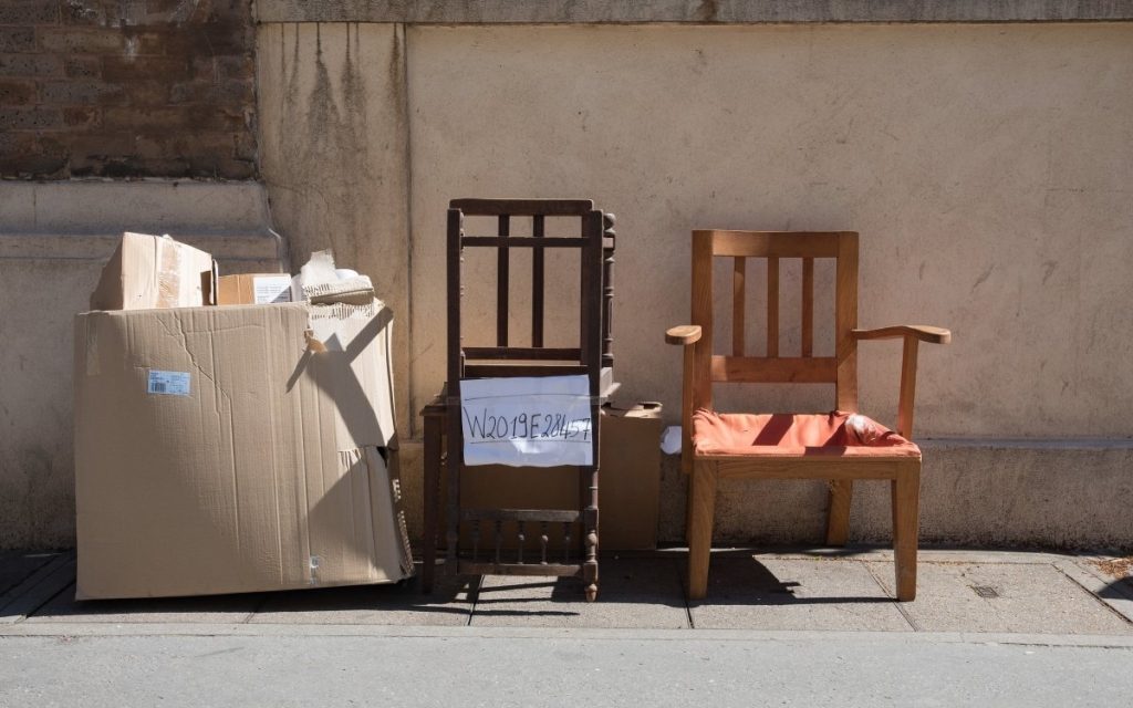 profitez d'un service d'enlèvement de meubles gratuit à paris. évitez le stress du déménagement et des encombrants, nos professionnels s'occupent de tout. contactez-nous dès maintenant pour un devis rapide et sans engagement!