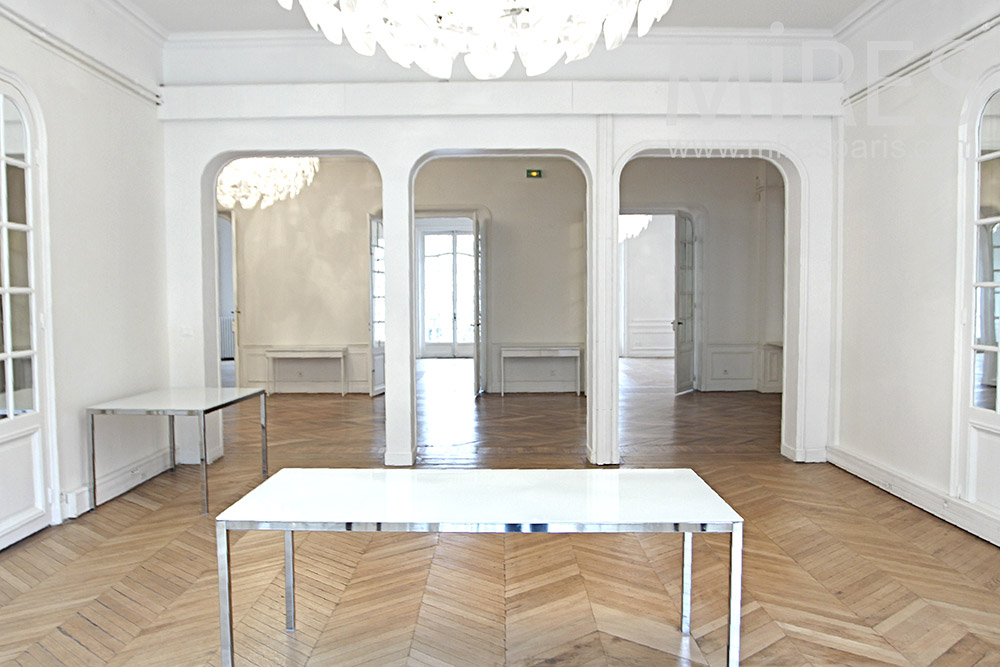 découvrez nos services de vide appartement à paris. nous vous aidons à désencombrer, vider et organiser votre espace de manière efficace et rapide. contactez-nous pour un devis personnalisé!